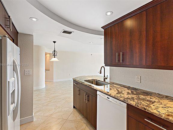 5th image of 13155 Ixora Ct APT 905