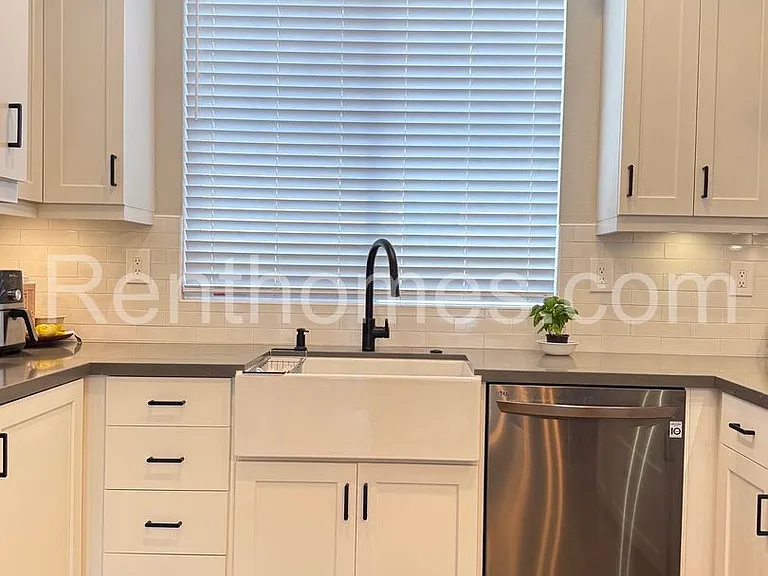 2760 Farragut Rd #113 — Photo 8