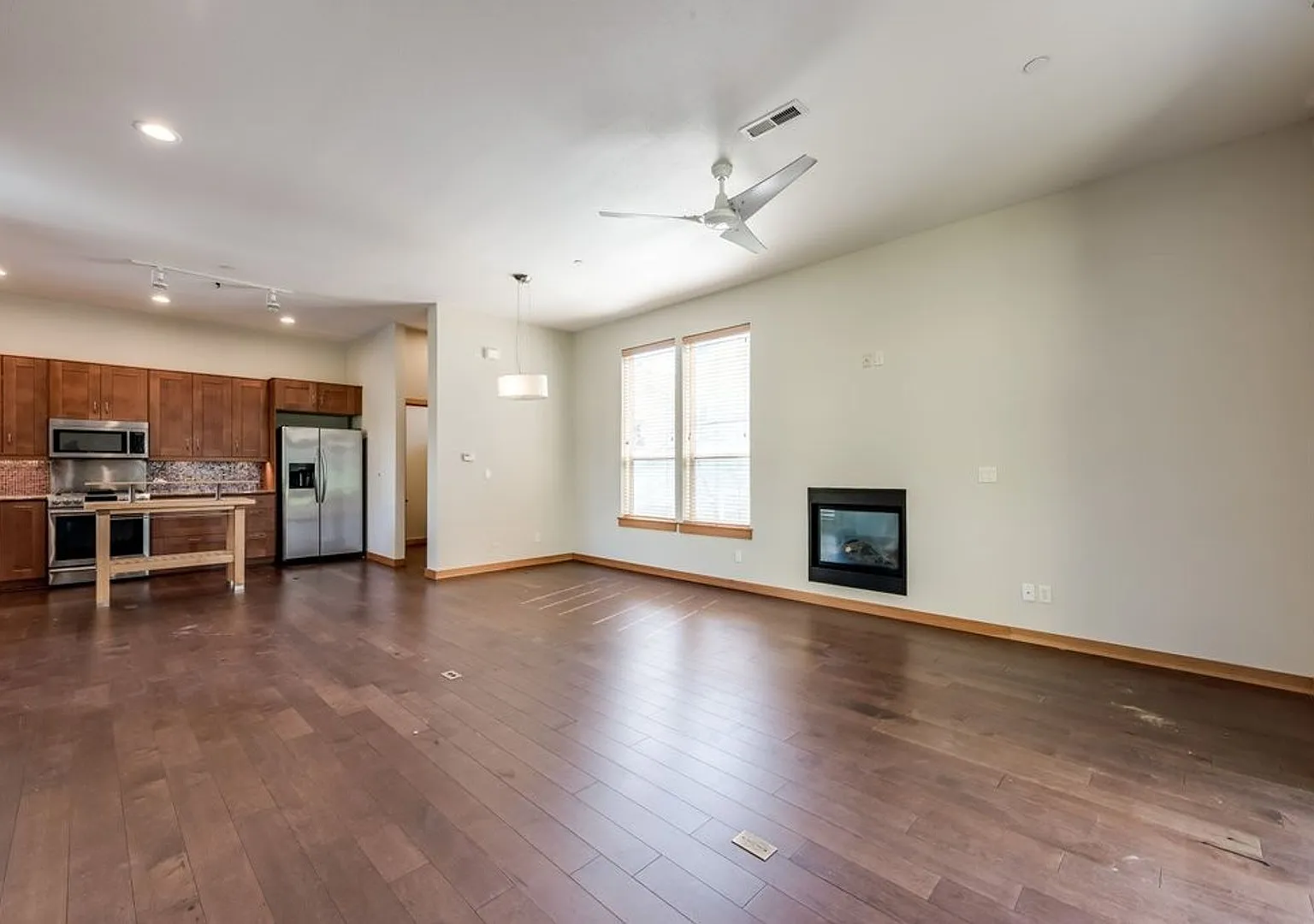 Stunning Three-Bedroom Townhome in Desirable Johns Landing! — Photo 2