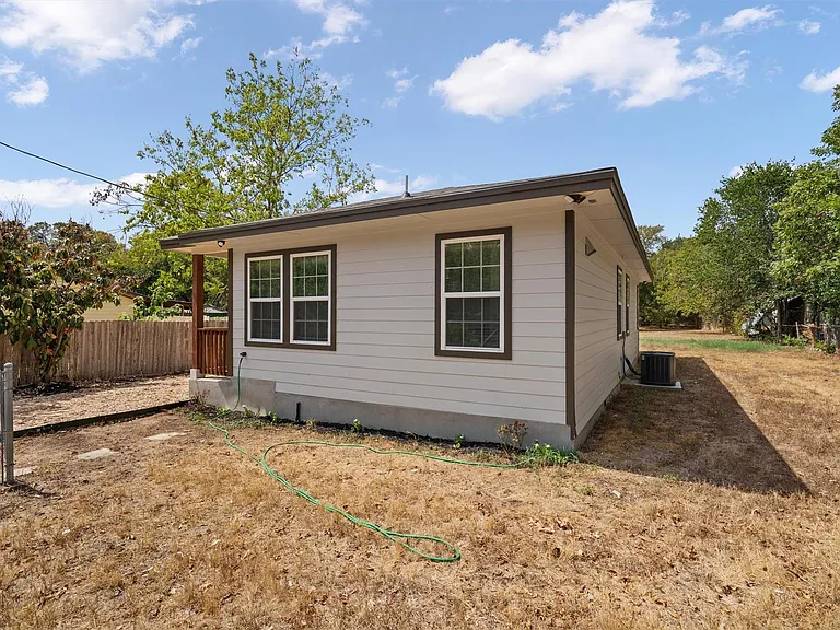 10004 1/2 Gail Rd — Photo 3