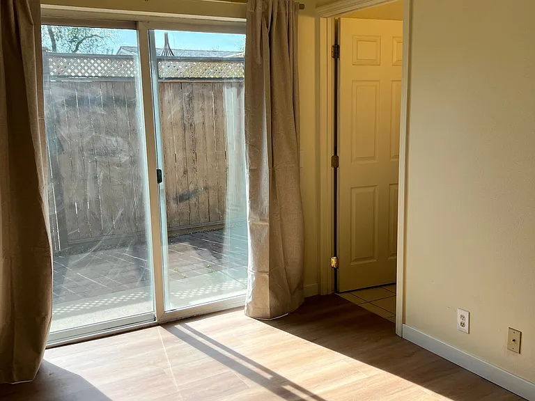 435 NE Clay Ave — Photo 13