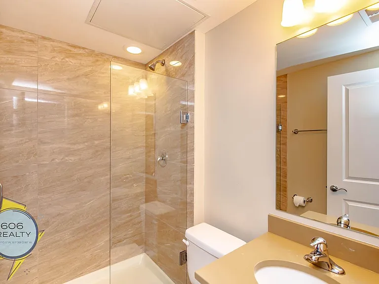 Lincoln Park Renovated Apartments! — Photo 14
