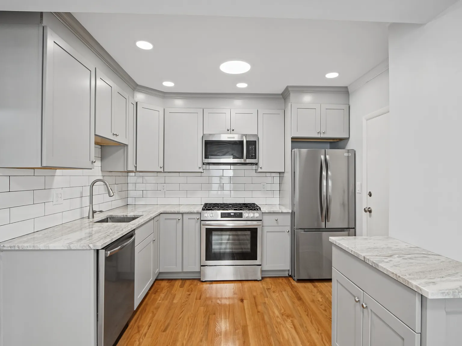 2 bed, 1000 sqft, $2,850 — Photo 2
