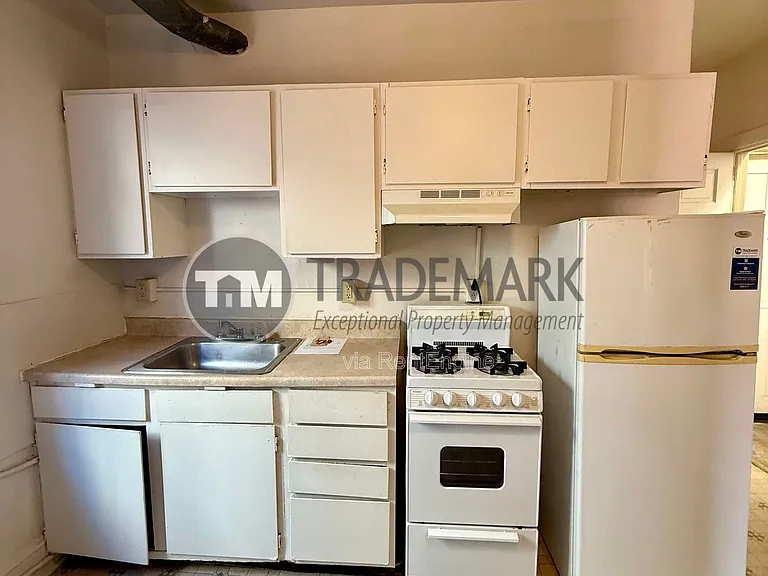 154 E Walnut St #6 — Photo 7