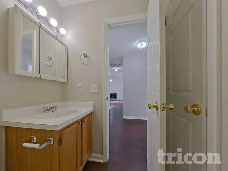 425 Northshore Ct — Photo 16