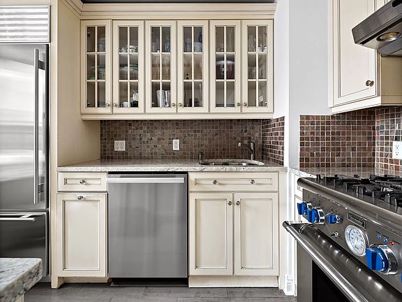 4th image of 250 E 87th St APT 17B