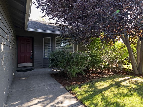 5th image of 818 NE Negus Pl #0