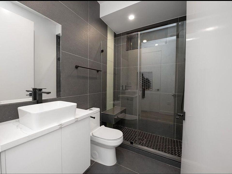 2nd image of 1933 N Vista Del Mar Ave #2