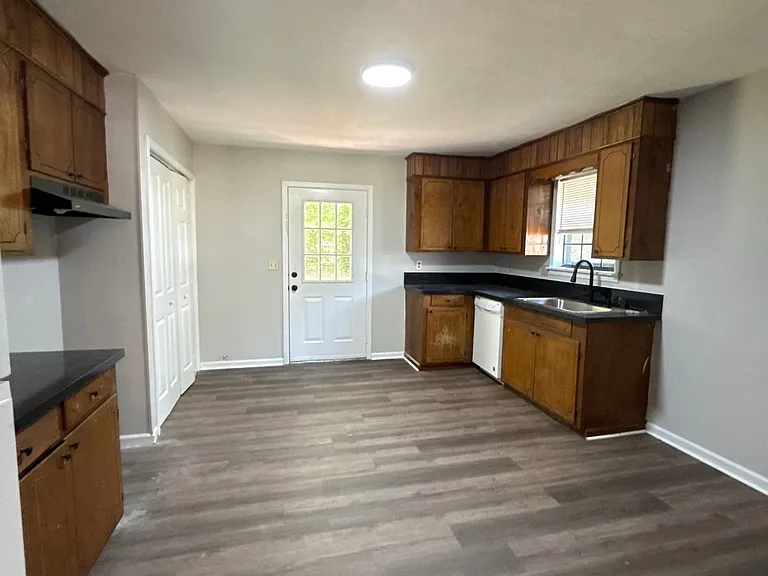 319 N Bond Ave — Photo 3
