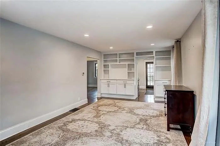 327 W Davis St — Photo 35