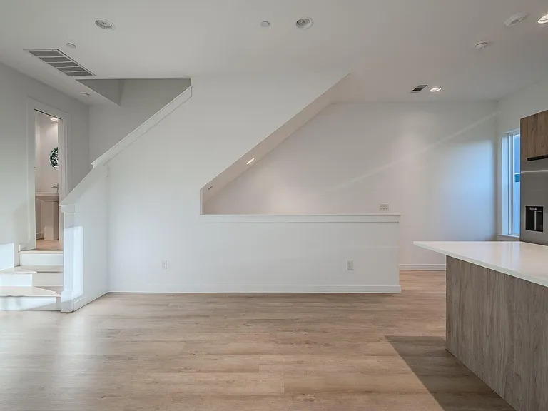 4911 Belmont Ave #13 — Photo 28