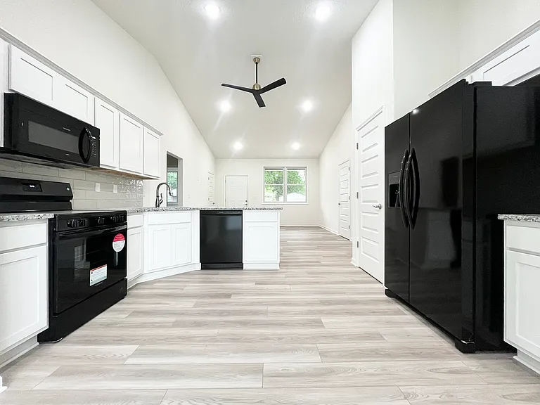 Modern, high-efficiency appliances included