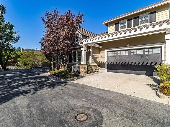 3rd image of 136 Sugarloaf Court