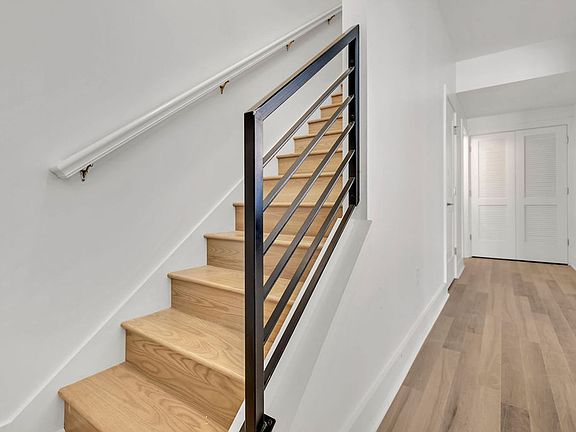 3rd image of 526 N Lincoln St #3