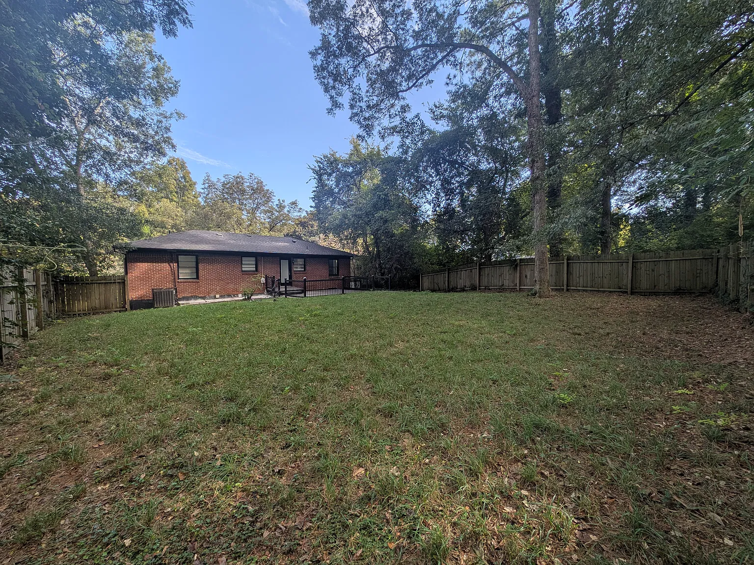 3 bed, 2352 sqft, $2,400 — Photo 1