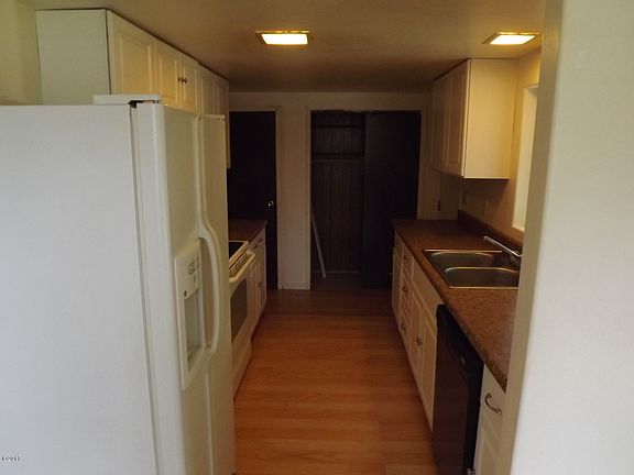 4th image of 220 Fox Hill Dr