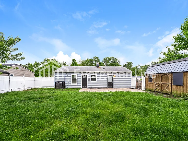 4325 Beechmont Dr — Photo 2