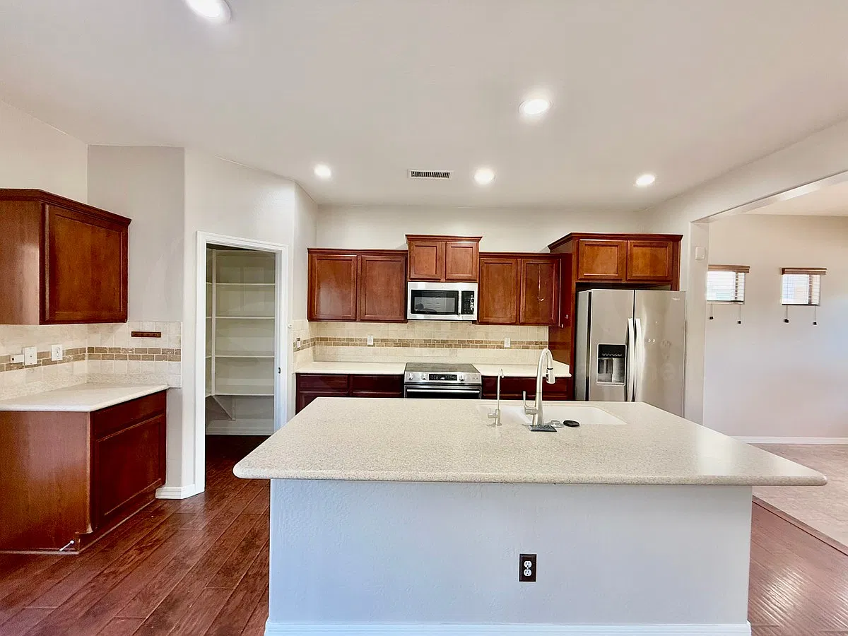 3 bed, 2.5 bath, 1909 sqft, $2,350 — Photo 3