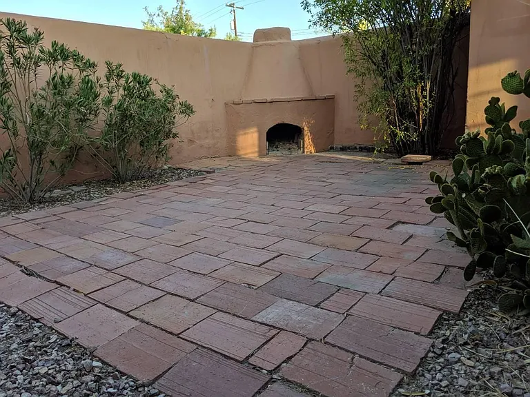 1040 N Campbell Ave — Photo 3
