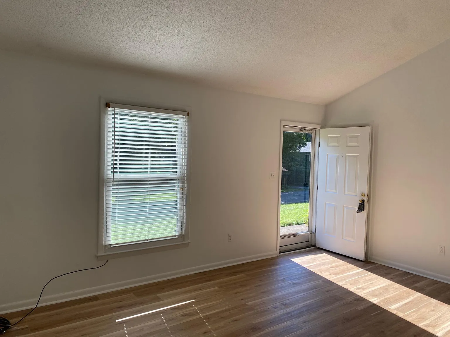 1913 Cardinal Dr — Photo 4