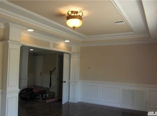 6 Chatham Woods Dr, Centereach, NY 11720