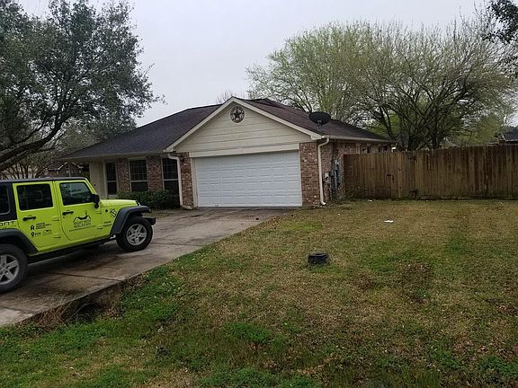 side fence is wide enough to park a boat in backyard.