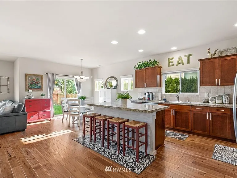 6422 Victoria Ave SE — Photo 4