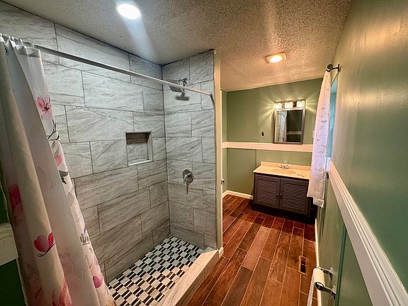 2nd image of 220 W Crest Rd