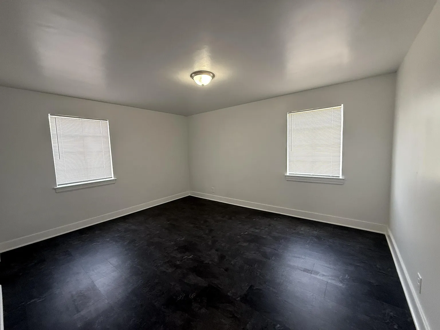 2 bed, 1.0 bath, 2550 sqft, $1,075 — Photo 4