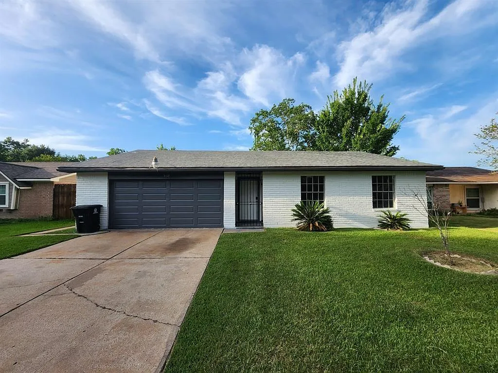 4 bed, 2.0 bath, 1328 sqft, $1,800 — Photo 2