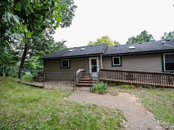 547 Oakdale Dr, Chelsea, MI 48118