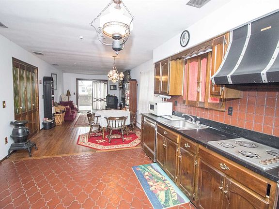 4th image of 33 Alcolade Dr E