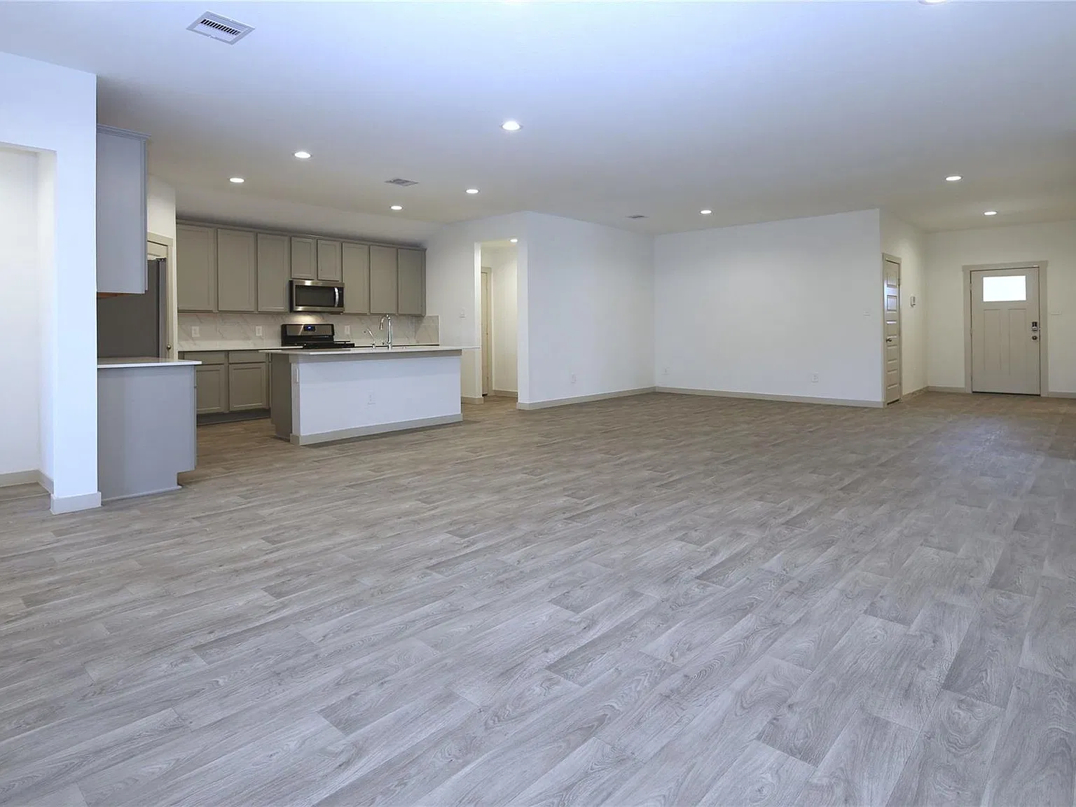 5 bed, 3.0 bath, 2607 sqft, $2,650 — Photo 3