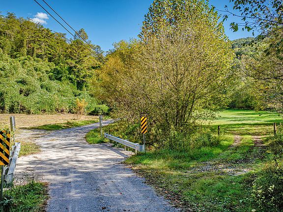 2nd image of 413 Willow Branch Rd