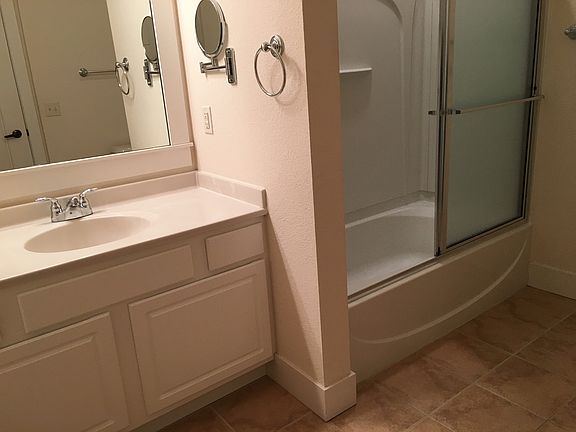 Bath Room/has linen closet