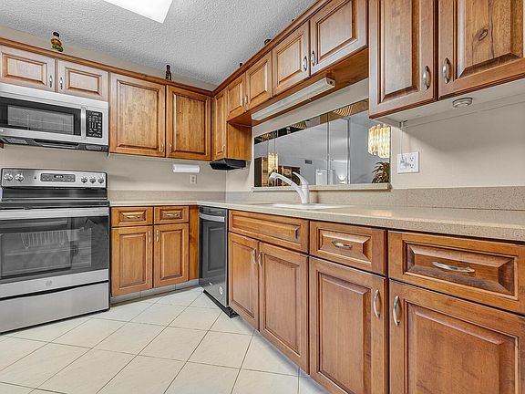 4th image of 15074 WITNEY Road #205