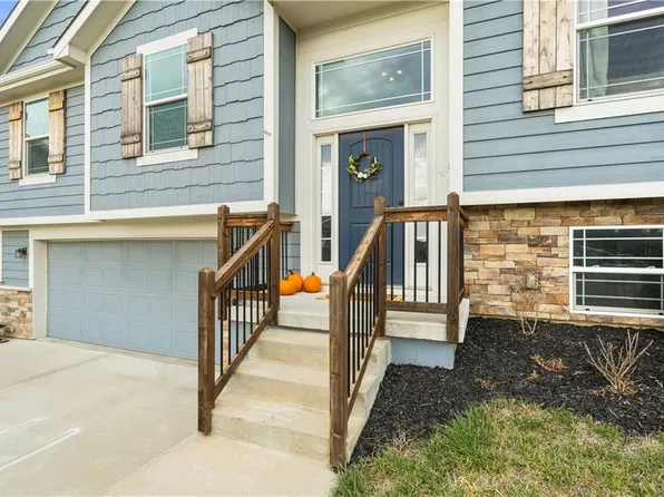 1602 Chestnut St, Kearney, MO 64060