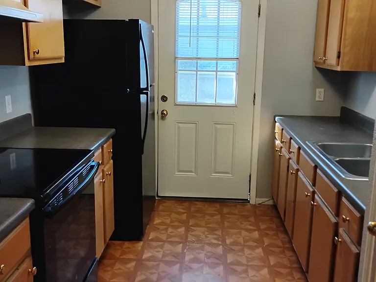 308 E Pecan St — Photo 5
