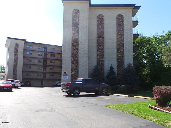 2nd image of 4572 N Milwaukee Ave APT 4A