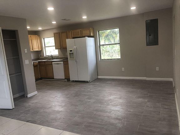 5th image of 816 E Covina Ct
