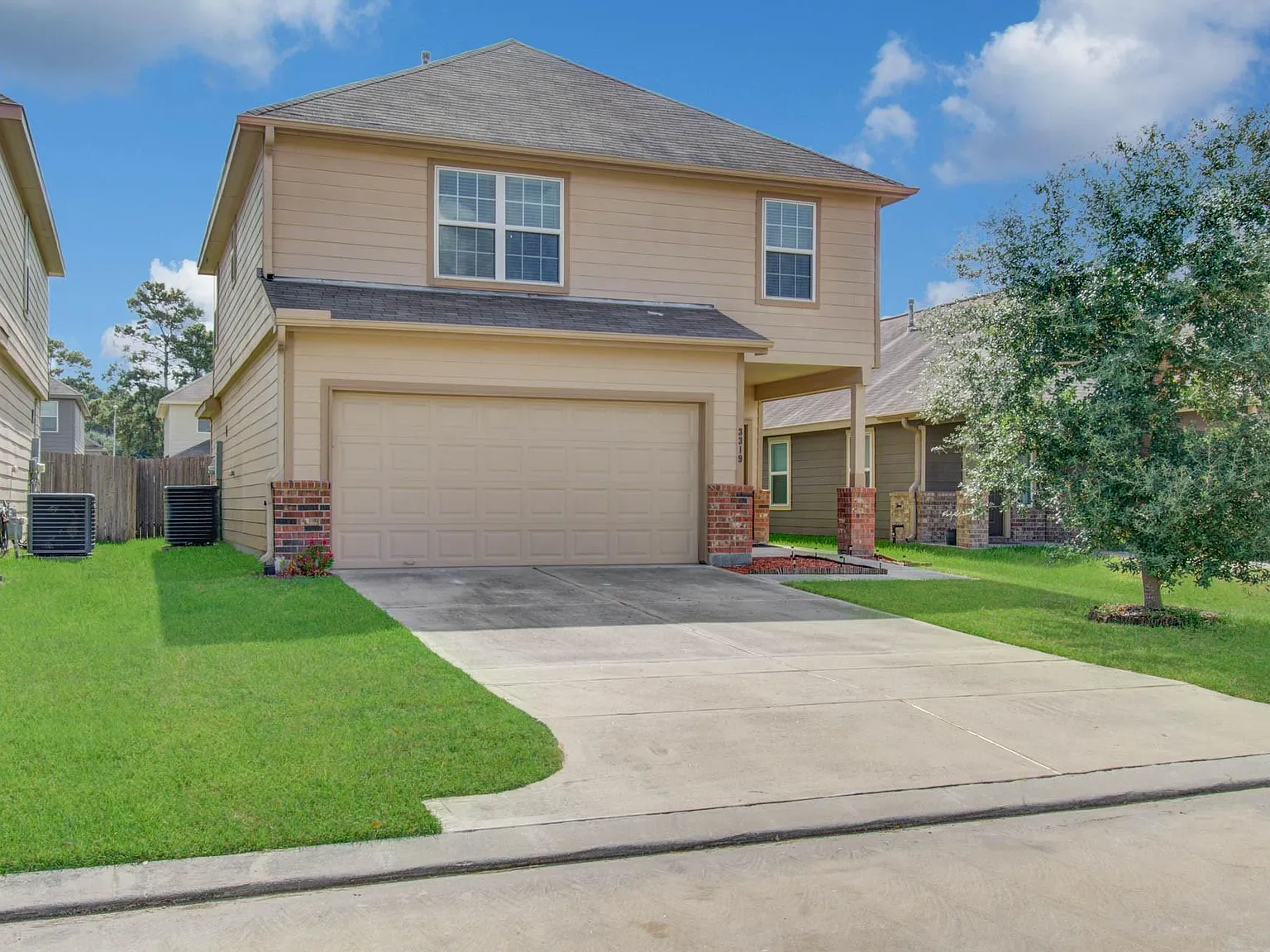 3 bed, 2.5 bath, 1833 sqft, $1,895 — Photo 2