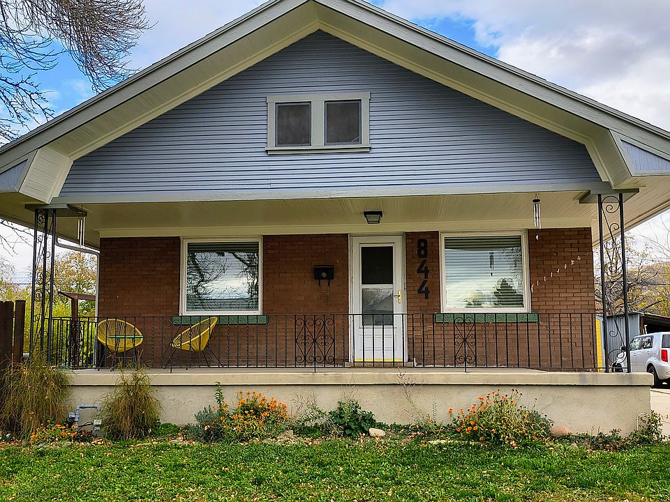 Entry, South-facing exterior - Lots of natural light