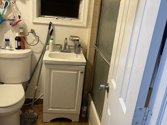 4th image of 198 Boyd Ave Floor 1