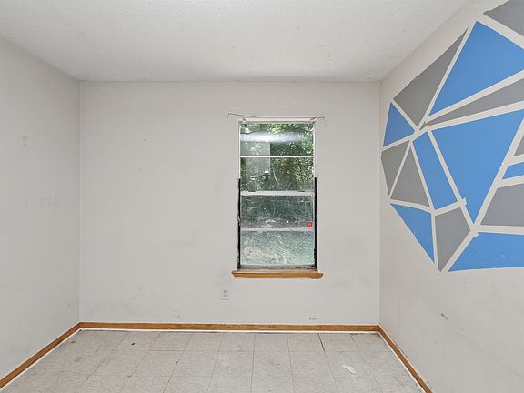 5th image of 4651 Royal View Dr