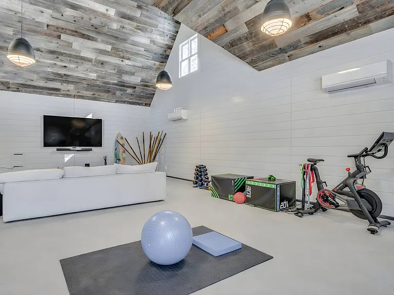 203 Noyack Rd — Photo 16