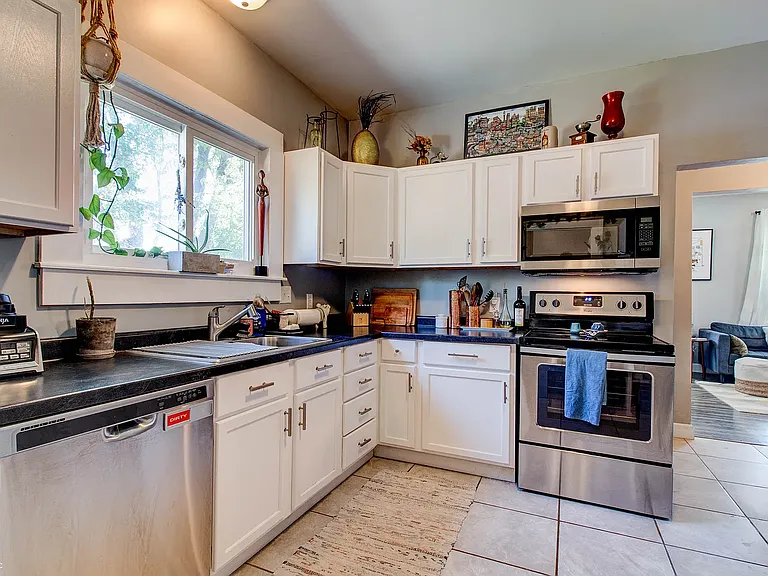 330 Bernard Ave — Photo 49