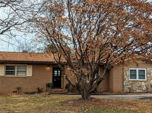 110 Poinsette St, East Flat Rock, NC 28726