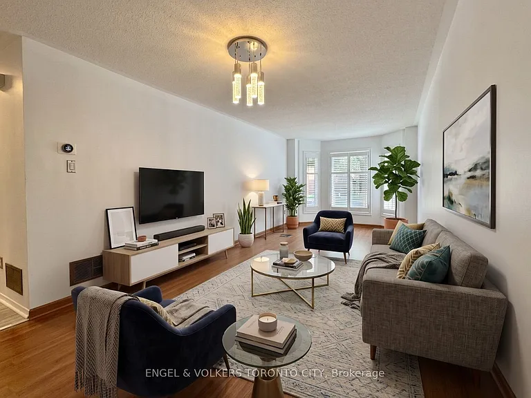 2052 Oak Bliss Cres — Photo 2