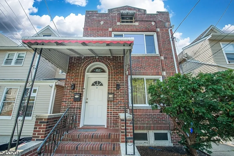 3 bed, 1.0 bath, $2,450 — Photo 1