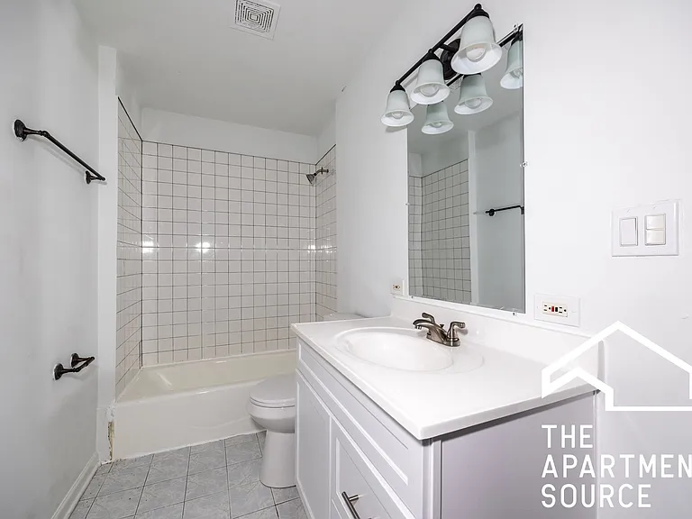 1015 N La Salle Dr #1F — Photo 4